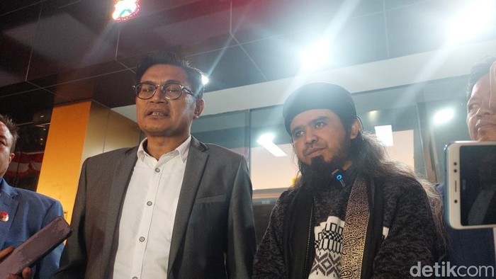 Gus Samsudin (kanan) dan Supriarno, pengacaranya usai jalani pemeriksaan 6 jam dicecar 37 pertanyaan