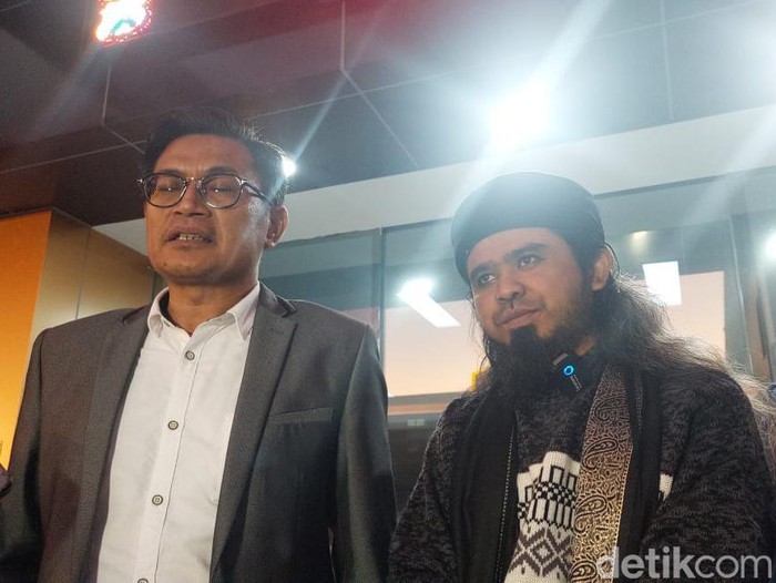 Gus Samsudin (kanan) dan Supriarno, pengacaranya usai jalani pemeriksaan 6 jam dicecar 37 pertanyaan