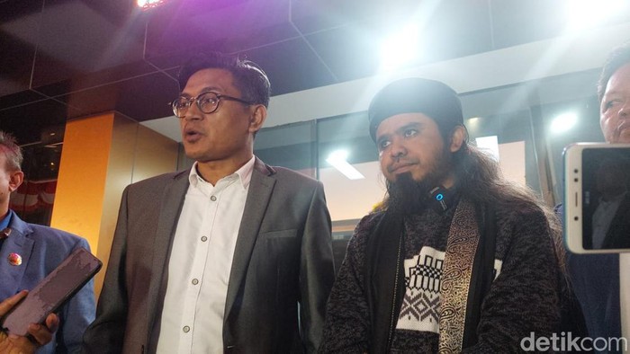 Gus Samsudin (kanan) dan Supriarno, pengacaranya usai jalani pemeriksaan 6 jam dicecar 37 pertanyaan