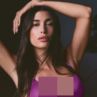 Istri Justin Bieber ini tampil dalam berbagai model lingerie. Mulai dari bra dan underwear hingga one-piece. Foto: Instagram/@haileybieber