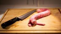 Bentuk makanan ini mirip sosis, tetapi ini sebenarnya adalah penis banteng yang dikenal sebagai makanan pembangkit gairah. Berani coba? Foto: insider.com / Tom Murray