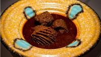 Salah satu hidangan di museum ini adalah Menudo atau sup meksiko yang terbuat dari lapisan perut sapi dan domba yang direbus. Sup itu tampaknya pedas dan mirip rendang ya? Foto: insider.com / Tom Murray