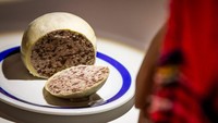 Mirip seperti bakso, ini adalah puding gurih ala Skotlandia. Makanan aneh ini dibuat dengan mengisi perut domba dengan jeroan, bawang, oatmeal, lemak, dan rempah-rempah. Foto: insider.com / Tom Murray