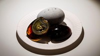 Warnanya unik. Makanan ini memang terbuat dari telur, tetapi telur itu berasal dari Dinasti Ming China yang terbuat dari merendam telur bebek, ayam, atau puyuh dalam teh hitam. Bahan lainnya termasuk abu kayu bakar. Foto: insider.com / Tom Murray