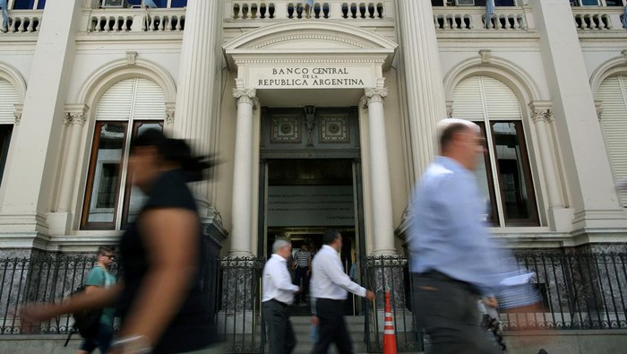 Bank sentral Argentina menaikkan suku bunga acuannya sebesar 950 basis poin pada Kamis (11/8). Hal ini dilakukan untuk meredam inflasi tertinggi sejak 20 tahun lalu.