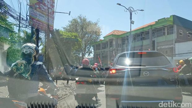 Jalan Jenggolo Sidoarjo saat bertemu iring-iringan buruh yang hendak unjuk rasa