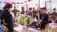 Salah satu pusaka milik Bupati Purworejo Agus Bastian berupa Keris Junjung Derajat serta pusaka lain berupa Tombak Baro Penatas dan Keris Tilam Upih dibawa menggunakan nampan bertabur bunga. Foto: Rinto Heksantoro/detikJateng
