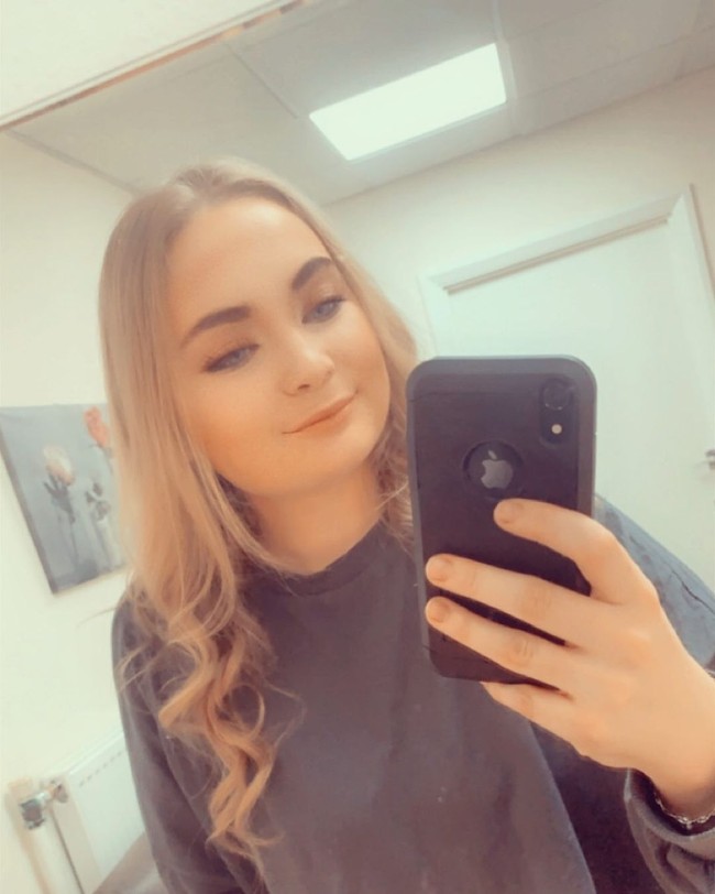 Ketika itu badanku sedang ditimbang di rumah sakit. Ibuku mengambilku dan itu terjadi di saat yang sama ketika produser dari serial yang lama masuk dan bertanya pada rumah sakit apa mereka melihat dengan bayi yang tersenyum, katanya dilansir Daily Star. Foto: Instagram Jessica Smith