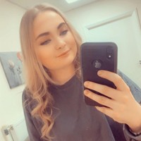 Ketika itu badanku sedang ditimbang di rumah sakit. Ibuku mengambilku dan itu terjadi di saat yang sama ketika produser dari serial yang lama masuk dan bertanya pada rumah sakit apa mereka melihat dengan bayi yang tersenyum, katanya dilansir Daily Star. Foto: Instagram Jessica Smith