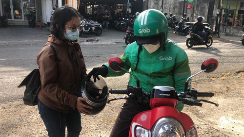 Kamilus Nio, salah seorang driver ojol Grab ketika ditemui detikBali di Jalan Pakerisan, Denpasar, Bali, Kamis (11/8/2022).