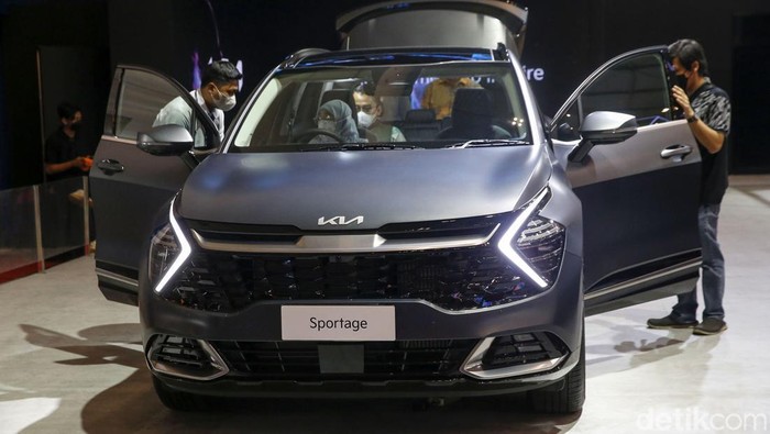 PT Kreta Indo Artha (KIA) memanaskan lantai GIIAS 2022. Tak tanggung-tanggung, pabrikan asal Korea Selatan ini membawa model mobil Internal Combustion Engine (ICE) hingga Battery Electric Vehicles (BEV). Termasuk KIA Carens.