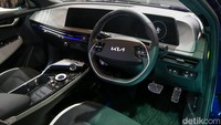 KIA juga menghadirkan tiga model unggulan dengan teknologi elektrifikasi. Namun ketiga mobil yang dibawa KIA itu belum resmi dirilis.