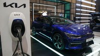 Lalu model ketiga yang juga ditampilkan KIA adalah Kia EV6 GT-Line. Mobil ini menampilkan sosok yang sporty ditunjang dengan penggunaan motor listrik PMSM yang terpasang di kedua sumbu roda (depan-belakang).