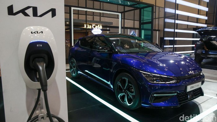 Kia Boyong 5 Mobil Baru di GIIAS, Harga Mulai Rp 389 Juta PT Kreta Indo Artha (KIA) memanaskan lantai GIIAS 2022. Tak tanggung-tanggung, pabrikan asal Korea Selatan ini membawa model mobil Internal Combustion Engine (ICE) hingga Battery Electric Vehicles (BEV). Termasuk KIA Carens.