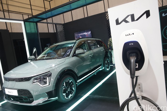 PT Kreta Indo Artha (KIA) memanaskan lantai GIIAS 2022. Tak tanggung-tanggung, pabrikan asal Korea Selatan ini membawa model mobil Internal Combustion Engine (ICE) hingga Battery Electric Vehicles (BEV). Termasuk KIA Carens.