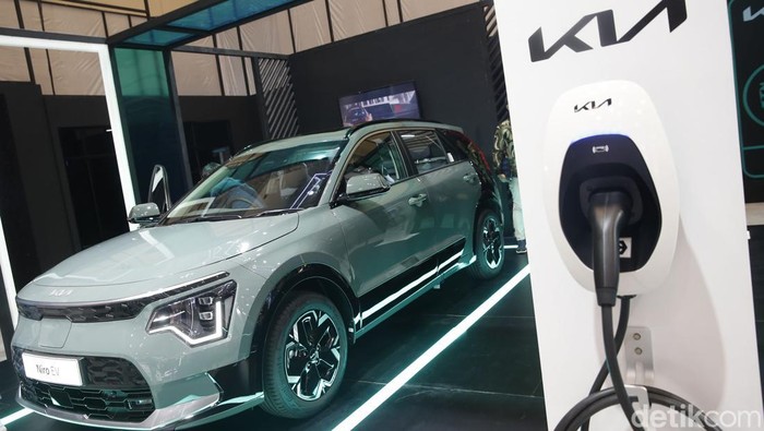 PT Kreta Indo Artha (KIA) memanaskan lantai GIIAS 2022. Tak tanggung-tanggung, pabrikan asal Korea Selatan ini membawa model mobil Internal Combustion Engine (ICE) hingga Battery Electric Vehicles (BEV). Termasuk KIA Carens.