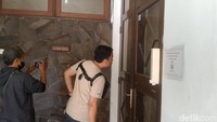 “Saya kan dari bagian umum dan shift pagi di pos piket Kantor Bupati. Pintu ruangan ajudan serta kantor masih terkunci,” kata petugas piket. Foto: Robby Bernardi/detikJateng