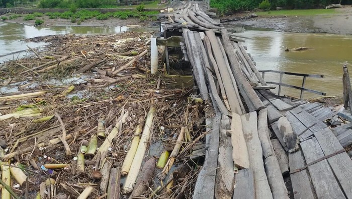 Kondisi jembatan penghubung antar dusun di Desa Bonda, Mamuju