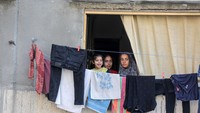 Gencatan bom seolah menandakan bahwa pengepungan yang melumpuhkan Gaza dalam 15 tahun tidaklah cukup. Tahun demi tahun, jalur ini telah mengalami pertempuran mengerikan yang membuat ribuan nyawa melayang, ratusan ribu orang terluka, dan infrastruktur penting hancur.Tidak mengherankan bahwa begitu banyak warga yang tak lagi dapat melihat masa depan bagi hidup mereka sendiri di Gaza. Hidup tidak mudah bagi warga Palestina selama bertahun-tahun. Hanya para malaikat kecil yang masih bisa tersenyum karena belum memahami sulitnya kondisi di negaranya. Foto: Anindyadevi Aurellia/detikcom.