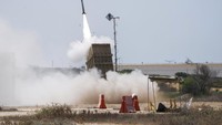 Konflik antara negara Israel dan Palestina belum menemui titik akhir. Bukannya mereda, kekhawatiran akan perang susulan justru meningkat ketika Israel melancarkan serangan terhadap seorang pemimpin Jihad Islam Palestina pada hari Jumat (5/8/2022).Dalam potret, tertangkap momen sistem pertahanan udara Iron Dome Israel meluncurkan rudal untuk mencegat roket yang ditembakkan dari Jalur Gaza. Foto: Anindyadevi Aurellia/detikcom.