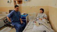 Jalur Gaza telah menghadapi serangan Israel yang mematikan, namun dunia masih abai dengan trauma yang terjadi di tanah Palestina. Minggu ini sebuah operasi ‘Breaking Dawn’ diluncurkan.Rezim Israel kembali menyerang Gaza dengan bom pada Jalur Gaza yang terkepung. Banyak warga sipil yang tak bersalah jadi korban, salah satunya gadis kecil yang berada di jalur Gaza. Foto: Anindyadevi Aurellia/detikcom.