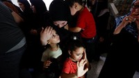 Sekitar dua juta orang yang tinggal di Gaza menunjukkan pertanda angka tingkat pengangguran termasuk yang tertinggi di dunia. Lebih dari setengah populasi membutuhkan bantuan makanan dan hampir 80 persen air tidak layak untuk dikonsumsi manusia.Tentunya hal ini membawa pengaruh buruk pada kesehatan warga sipil setempat. Belum lagi penduduk di Gaza tak punya kesempatan untuk pulih dari pemboman. Mereka terus dihantui rasa ketakutan. Mereka tidak memiliki cara untuk pulih dari banyak cedera baik fisik maupun mental. Foto: Anindyadevi Aurellia/detikcom.