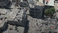 Pantauan dari atas menunjukkan kondisi Gaza usai diserang Israel dari udara. Tak terhitung bangunan yang tinggal tersisa puing-puing.Sementara banyak orang Israel telah melarikan diri ke tempat perlindungan ketika ledakan mengguncang daerah itu. Suara sirine meraung memecah kesunyian di jalanan. Foto: Anindyadevi Aurellia/detikcom.