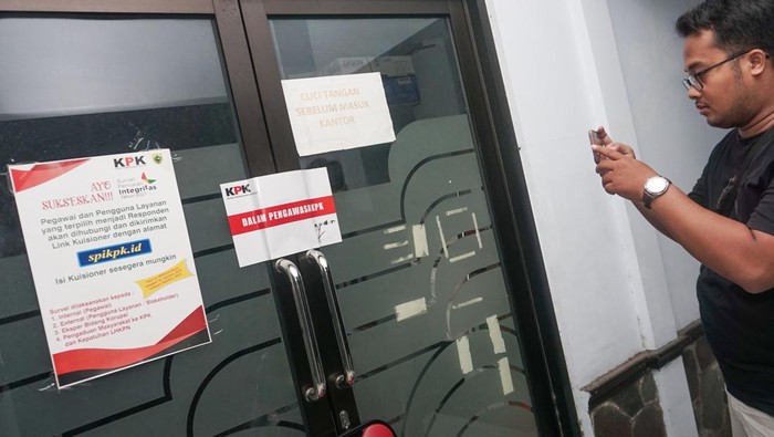 KPK Segel Ruangan Dinas Kominfo Kabupaten Pemalang Seorang wartawan memotret pintu salah satu ruangan Dinas Kominfo Kabupaten Pemalang yang telah disegel oleh KPK di Pemda Kabupaten Pemalang, Jawa Tengah, Kamis (11/8/2022). Penyegelan ruangan tersebut terkait adanya infomasi tentang operasi tangkap tangan (OTT) Bupati Pemalang yang dilakukan KPK pada Kamis (11/8). ANTARA FOTO/Harviyan Perdana Putra/tom.