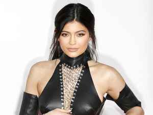 Kylie Jenner Ngaku Menyesal Pernah Oplas Waktu Umur 19 demi Punya Payudara Besar