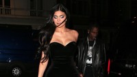 Gaya Kylie Jenner saat tampil dengan kekasih dan putrinya. Foto: GC Images/Ricky Vigil M