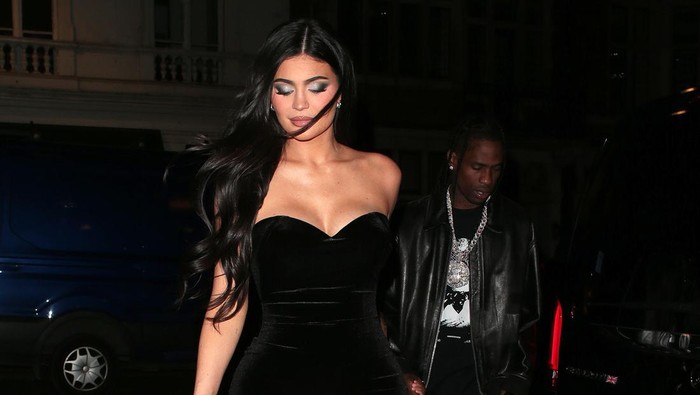 LONDON, ENGLAND - AUGUST 04: Kylie Jenner, Stormi Webster and Travis Scott are seen having dinner at Nobu Portman Square on August 04, 2022 in London, England. (Photo by Ricky Vigil M/GC Images)