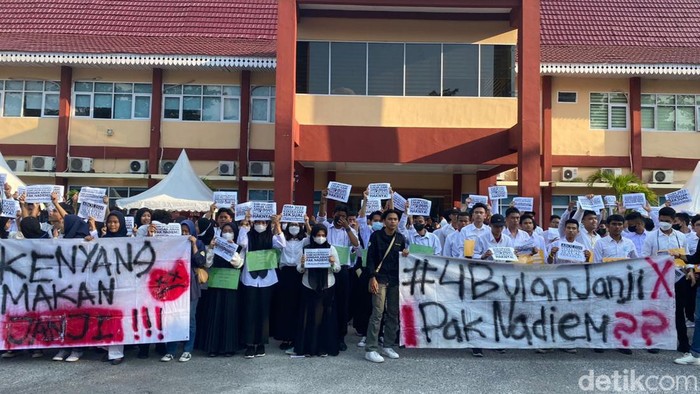 Mahasiswa protes vonis bebas terhadap Dekan FISIP Unri, Syafri Harto dalam perkara pencabulan.
