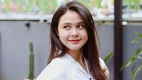 Maizura mengenal musik sedari kecil. Saat itu, ia penasaran pada perangkat MP3 yang dimiliki oleh kakaknya. Ia pun mencoba menggunakannya dan dari situlah mengenal musik. (Foto: dok. Instagram @maiiizura) 