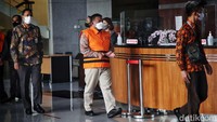Agus Budiarto keluar dengan mengenakan rompi tahanan KPK berwarna oranye.