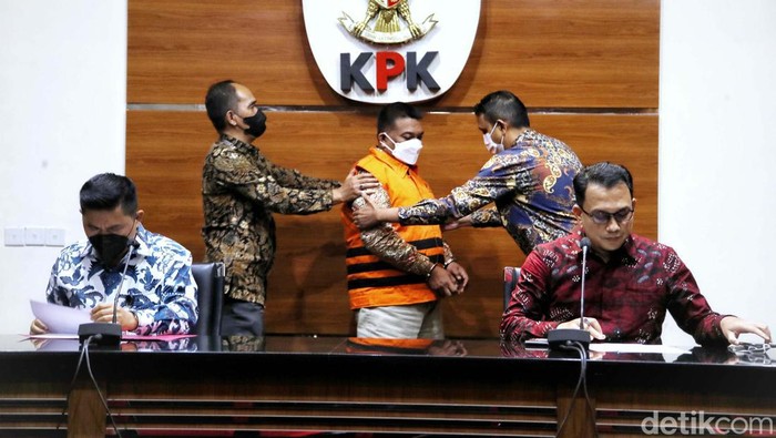 KPK menahan satu tersangka di perkara suap ketok palu pembahasan Anggaran Pendapatan Belanja Daerah (APBD) Kabupaten Tulungagung tahun 2015. Satu tersangka yang ditahan yakni Agus Budiarto selaku Wakil Ketua DPRD Kabupaten Tulungagung periode 2014-2019.