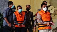 Agus Budiarto turun dari ruang pemeriksaan penyidik, Jumat (12/8/2022) pukul 17.13 WIB.