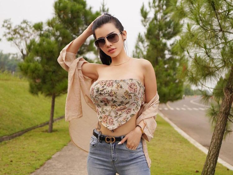 Perut Maria Vania Ditunggangi Naga