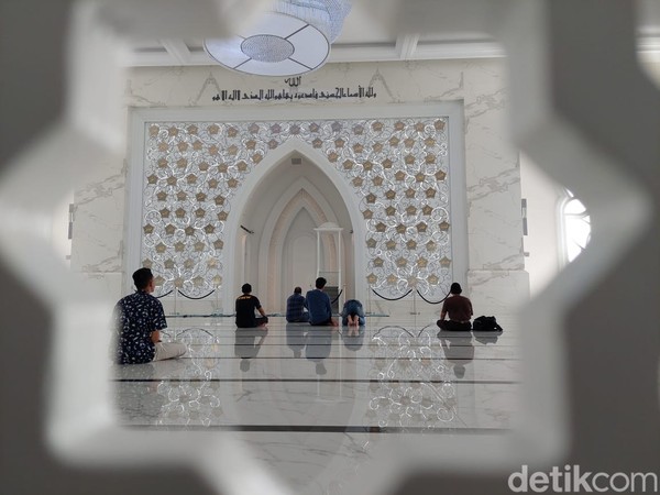 Juga ada dinding bertulis Asmaul Husna yang disusun sedemikian rupa dengan warna keemasan menambah ciamiknya bagian iman dan mimbar. Juga ada dinding bertulis Asmaul Husna yang disusun sedemikian rupa dengan warna keemasan menambah ciamiknya bagian iman dan mimbar.