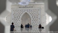 Juga ada dinding bertulis Asmaul Husna yang disusun sedemikian rupa dengan warna keemasan menambah ciamiknya bagian iman dan mimbar.