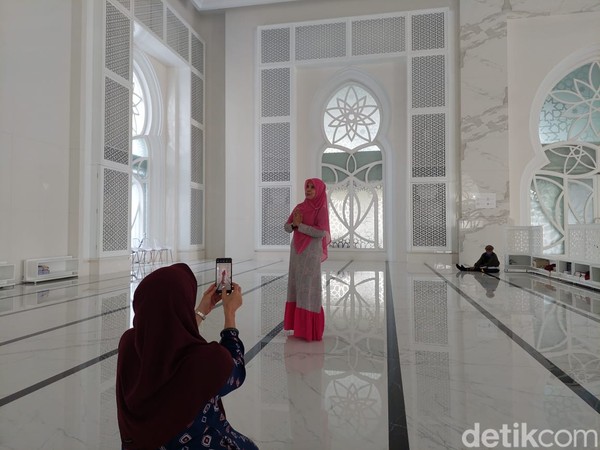 Pengunjung berfoto di dalam masjid.