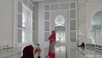 Pengunjung berfoto di dalam masjid.