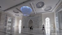 Masuk ke dalam traveler akan dibuat terpukau engan interior serba putihnya.