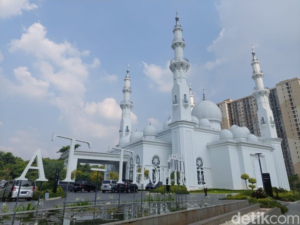 Masjid At Thohir berada di kawasan Perumahan Podomoro Glof View, Jalan Mochamad Thohir, Kecamatan Tapos, Depok. Posisinya berada sangat dekat dengan pintu tol Cimanggis.