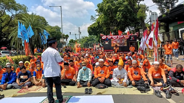 Massa Partai Buruh Gelar Solat Jumat di Depan KPU RI