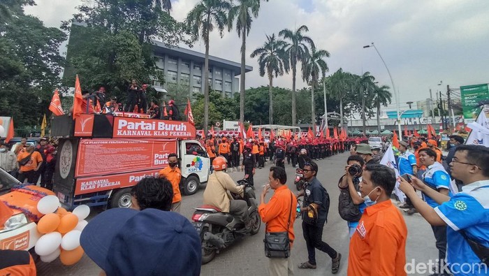 Massa Partai Buruh longmarch dari Tugu Proklamasi ke KPU RI