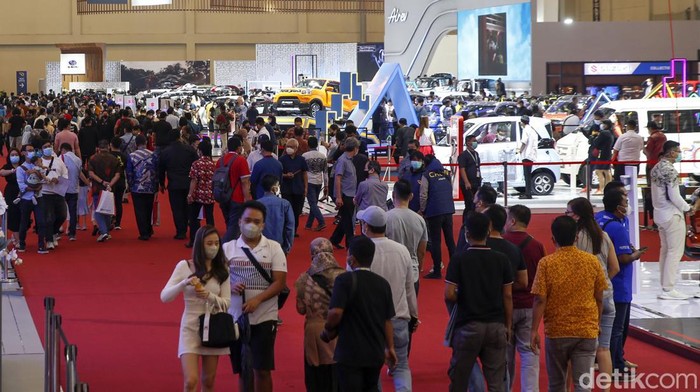 Sejumlah masyarakat tengah melihat secara langsung pameran Gaikindo Indonesia International Auto Show (GIIAS) 2022 yang berlangsung di ICE BSD, Tangerang Selatan, Jumat (12/8/2022). Pameran GIIAS 2022 berlangsung hingga 21 Agustus mendatang. Grandyos Zafna/detikcom