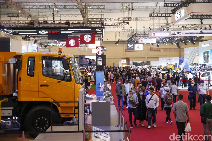Sejumlah masyarakat tengah melihat secara langsung pameran Gaikindo Indonesia International Auto Show (GIIAS) 2022 yang berlangsung di ICE BSD, Tangerang Selatan, Jumat (12/8/2022). Pameran GIIAS 2022 berlangsung hingga 21 Agustus mendatang. Grandyos Zafna/detikcom
