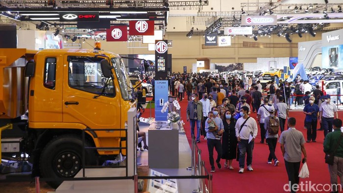 Sejumlah masyarakat tengah melihat secara langsung pameran Gaikindo Indonesia International Auto Show (GIIAS) 2022 yang berlangsung di ICE BSD, Tangerang Selatan, Jumat (12/8/2022). Pameran GIIAS 2022 berlangsung hingga 21 Agustus mendatang. Grandyos Zafna/detikcom