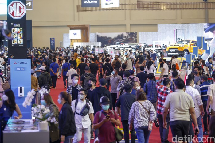 Sejumlah masyarakat tengah melihat secara langsung pameran Gaikindo Indonesia International Auto Show (GIIAS) 2022 yang berlangsung di ICE BSD, Tangerang Selatan, Jumat (12/8/2022). Pameran GIIAS 2022 berlangsung hingga 21 Agustus mendatang. Grandyos Zafna/detikcom