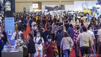 Pengunjung tampak memadati setiap stand pameran.